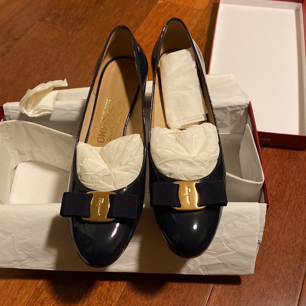 Salvatore ferragamo navy vara patent leather pump
